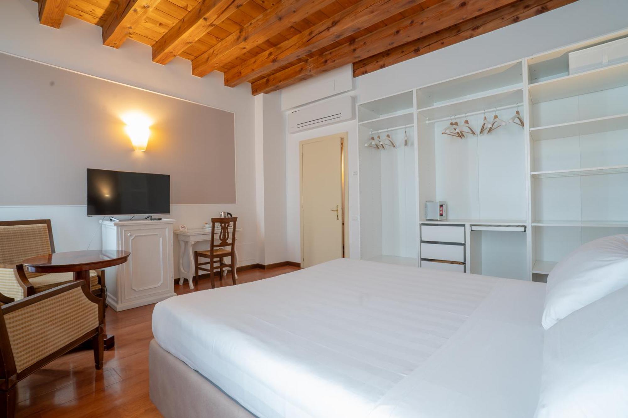 Superior Double Room Canal View